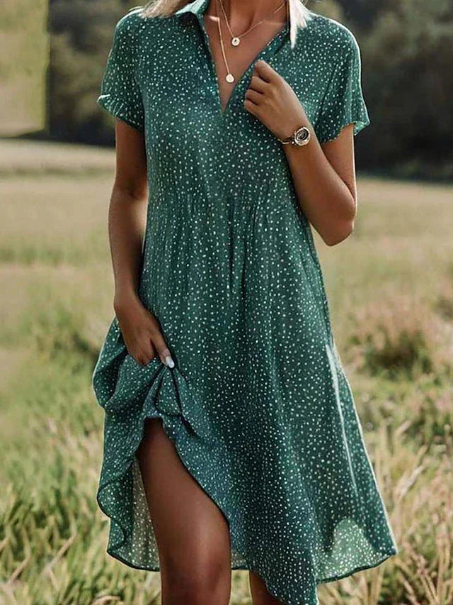 Robe chemise midi boutonnée et fluide à pois pour femme. Col V, manches courtes, idéale pour un look décontracté-chic.