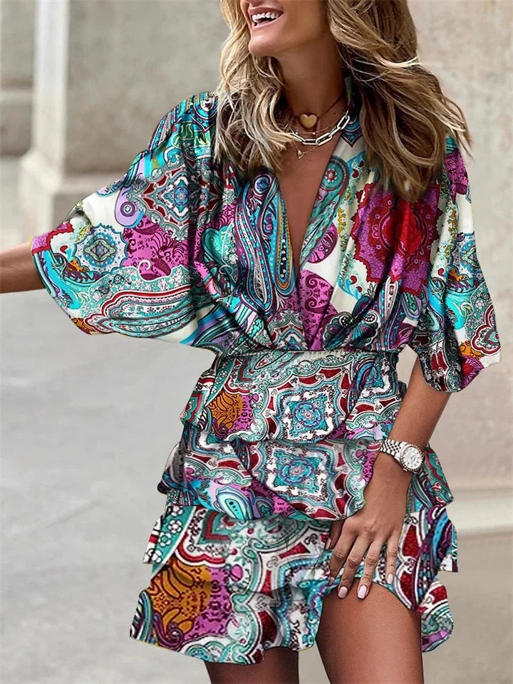 Robe courte femme élégante à imprimé floral, col V et volants, parfaite pour un style estival.