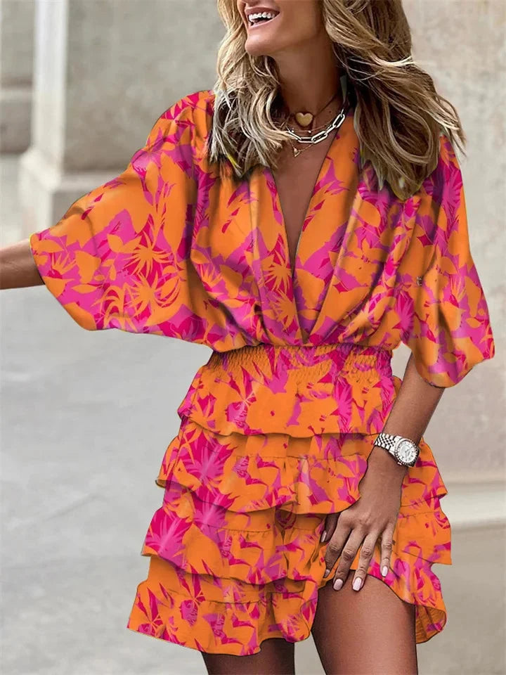 Robe femme élégante et estivale avec imprimé floral, col V et volants délicats, coupe courte.