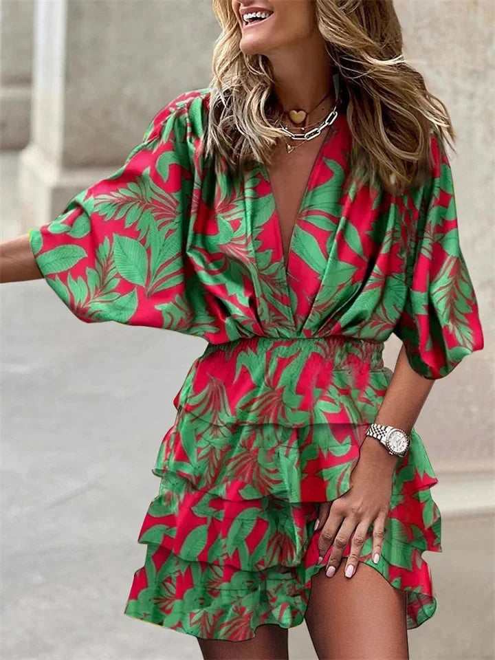 Robe courte femme à imprimé floral vibrant, coupe fluide, col V et détails volants pour un look bohème chic.