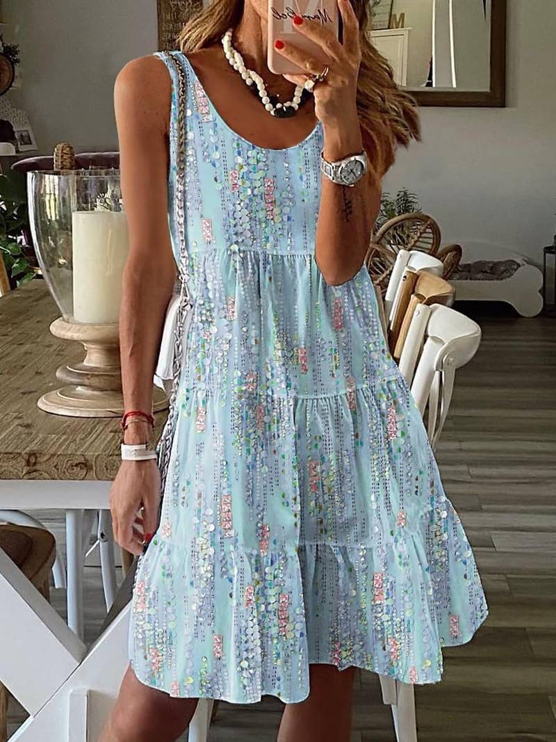 Robe femme courte à volants, motif fleuri estival, style bohème chic, parfaite pour une tenue décontractée d'été.