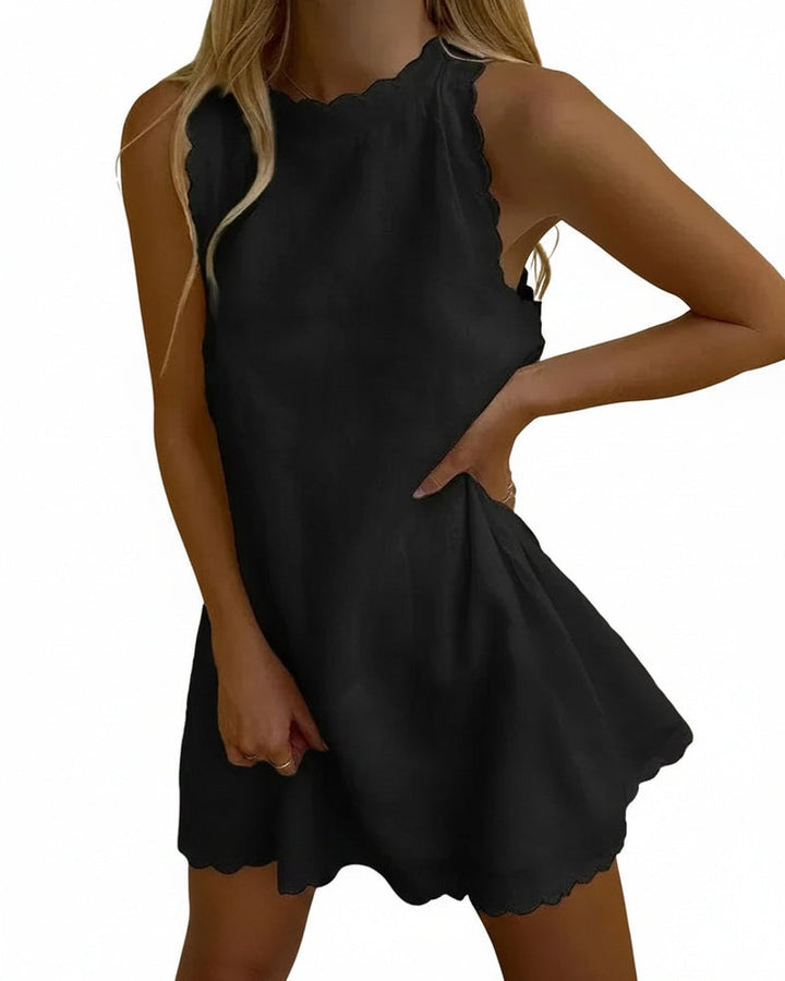 Robe courte femme élégante sans manches, ourlet festonné. Parfaite pour un look estival chic et décontracté.