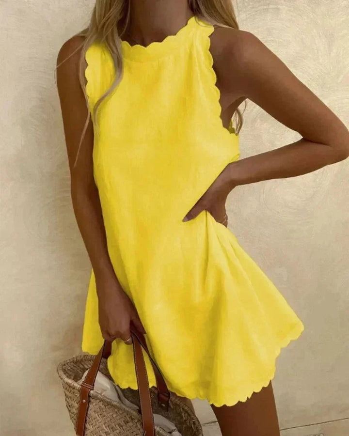 Robe d'été courte et légère pour femme, sans manches, avec détails festonnés. Pour un style estival raffiné.
