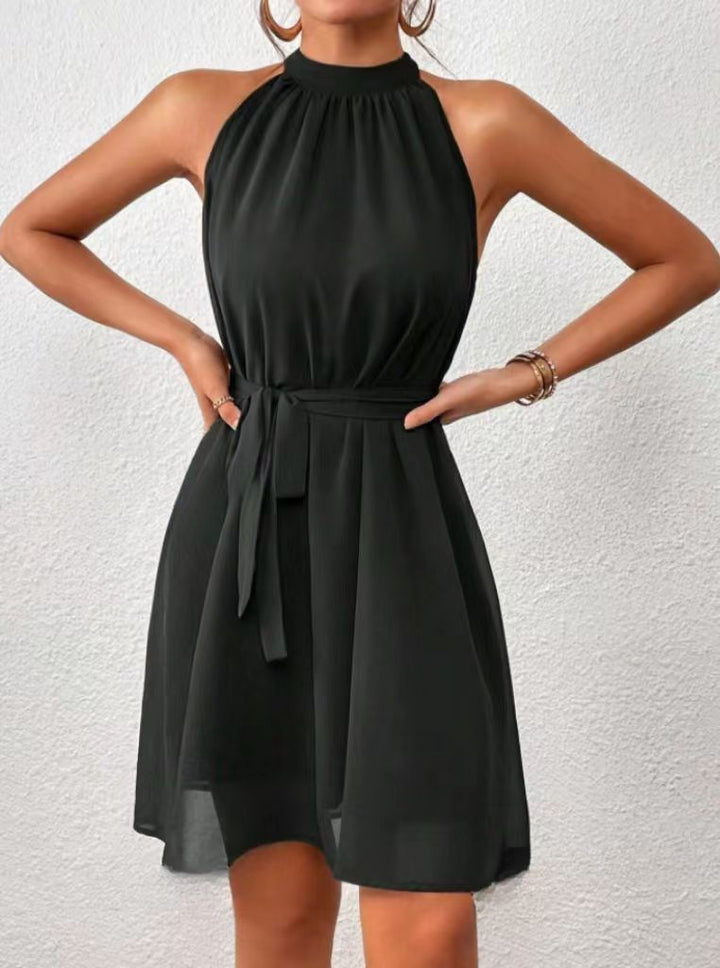 Robe femme chic A-ligne à col halter, taille ceinturée, parfaite pour une tenue d'été décontractée ou soirée.