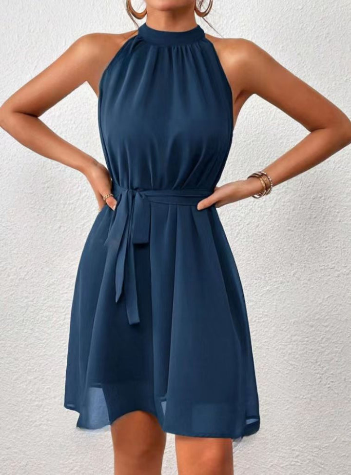 Tenue été femme: Robe courte sans manches, coupe A-ligne, col halter et ceinture, style décontracté et élégant.