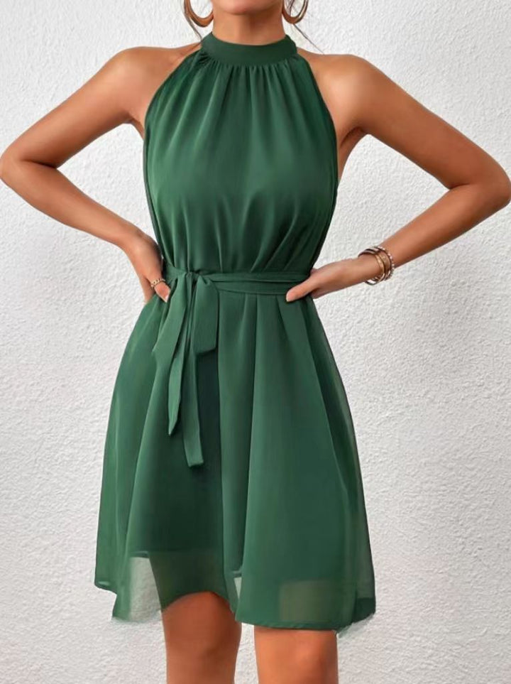 Robe polyvalente femme A-ligne, col halter, avec ceinture. Idéale pour un look élégant ou décontracté en été.