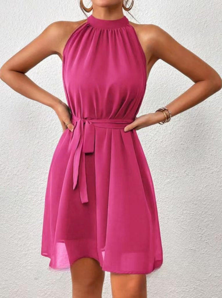 Mode féminine: Robe courte A-ligne élégante, col halter et ceinture raffinée, parfaite pour le style estival.