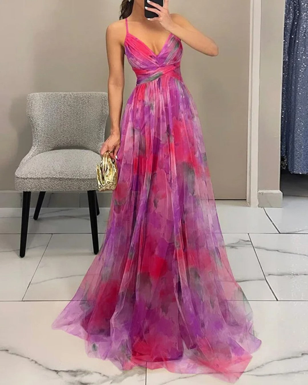 Robe de soirée longue, bretelles, col V, imprimé floral vif. Ligne A pour une allure festive et chic.