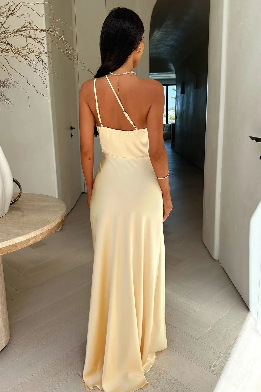 Sublime robe longue beige asymétrique à fente pour femme, coupe élégante, parfaite pour un cocktail.
