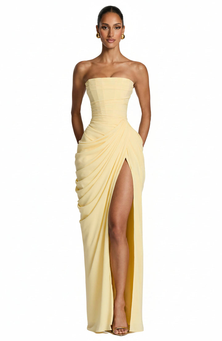 Robe de soirée longue bustier femme, drapé asymétrique et fente. Élégante pour gala ou cérémonie.