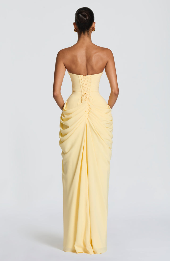 Robe femme de soirée élégante, bustier, coupe longue avec fente. Parfaite pour toute cérémonie chic.