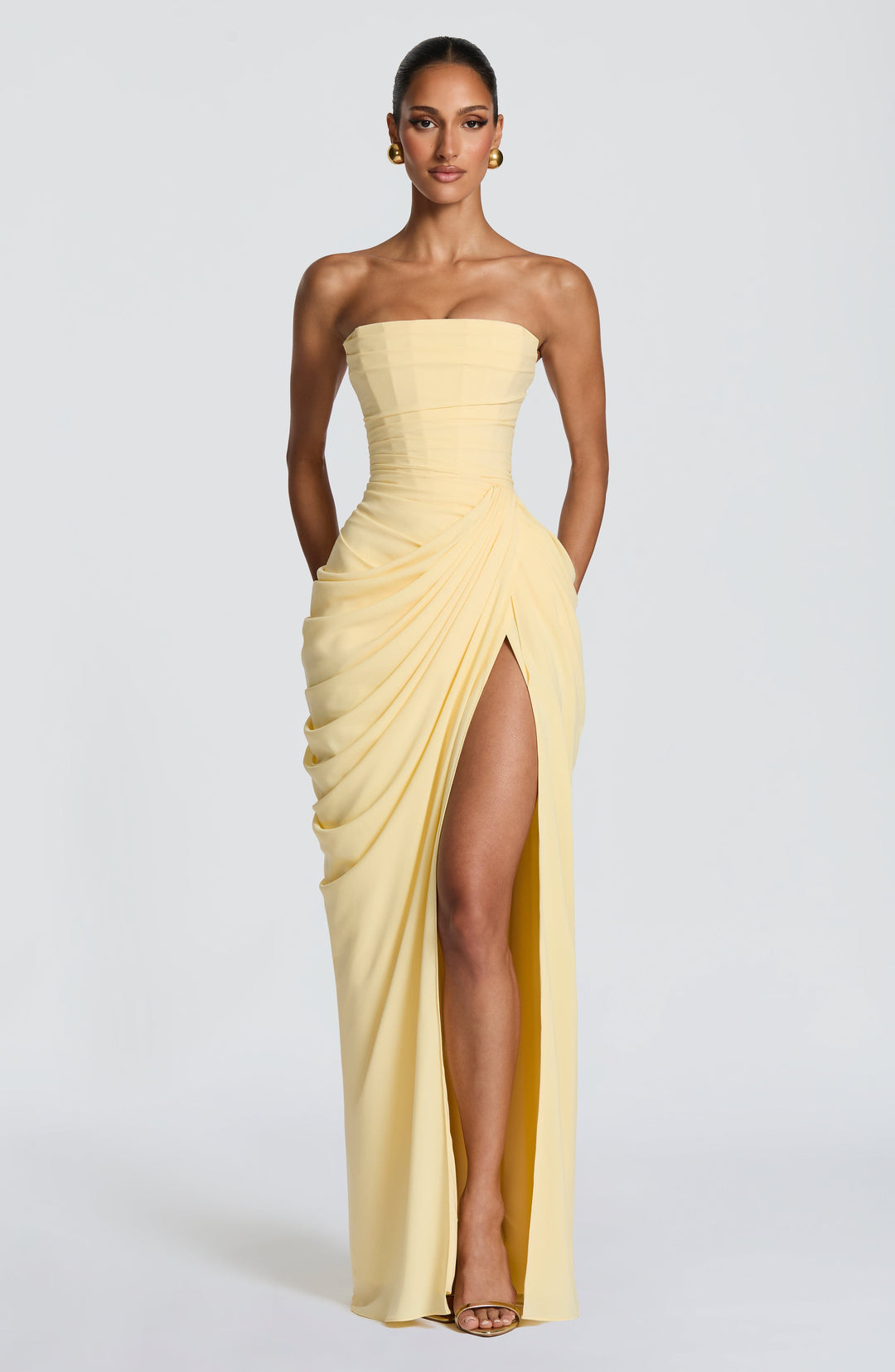 Élégante robe de soirée femme sans bretelles, longue et asymétrique avec fente. Idéale occasion spéciale.