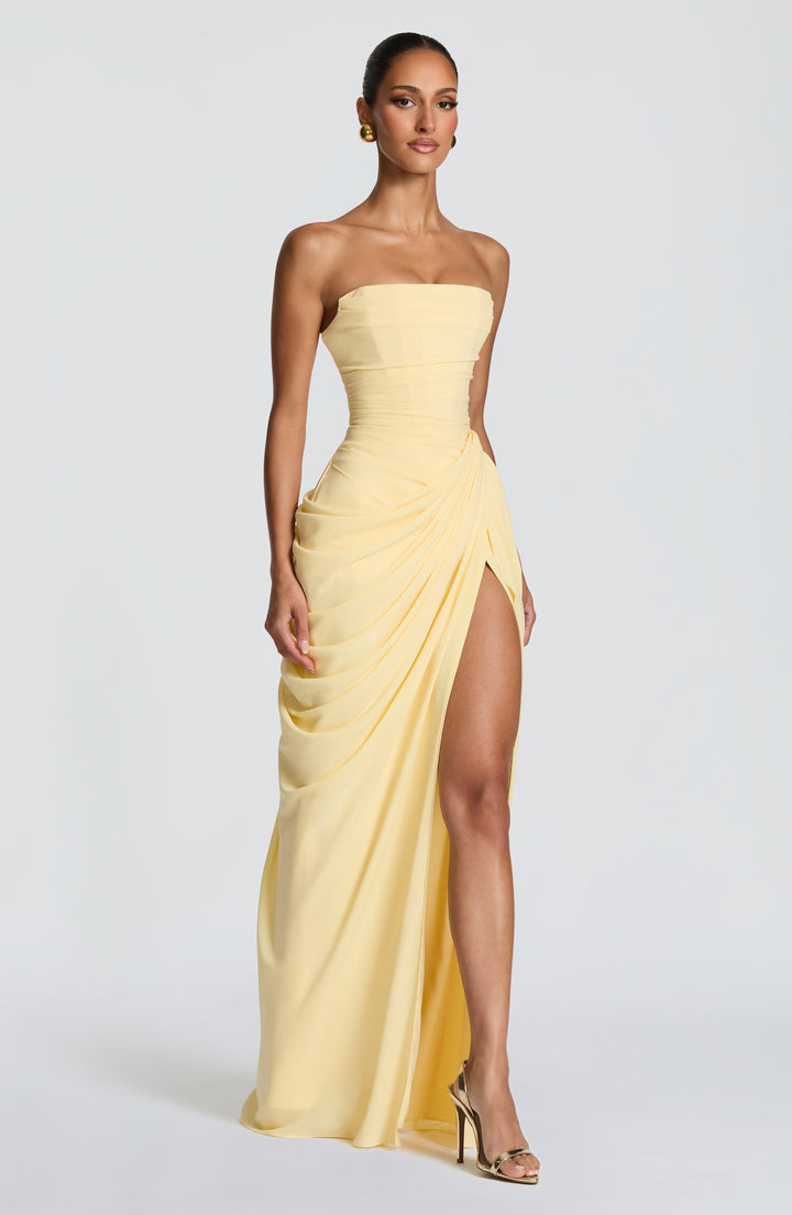 Robe longue de cérémonie femme, bustier, avec un drapé asymétrique et une fente moderne.