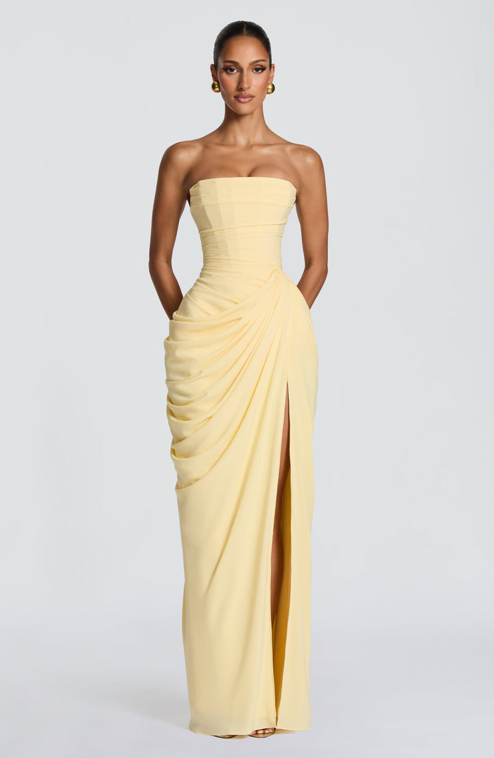 Robe de soirée asymétrique femme, longue et sans bretelles, ornée d'une fente. Parfaite pour gala.