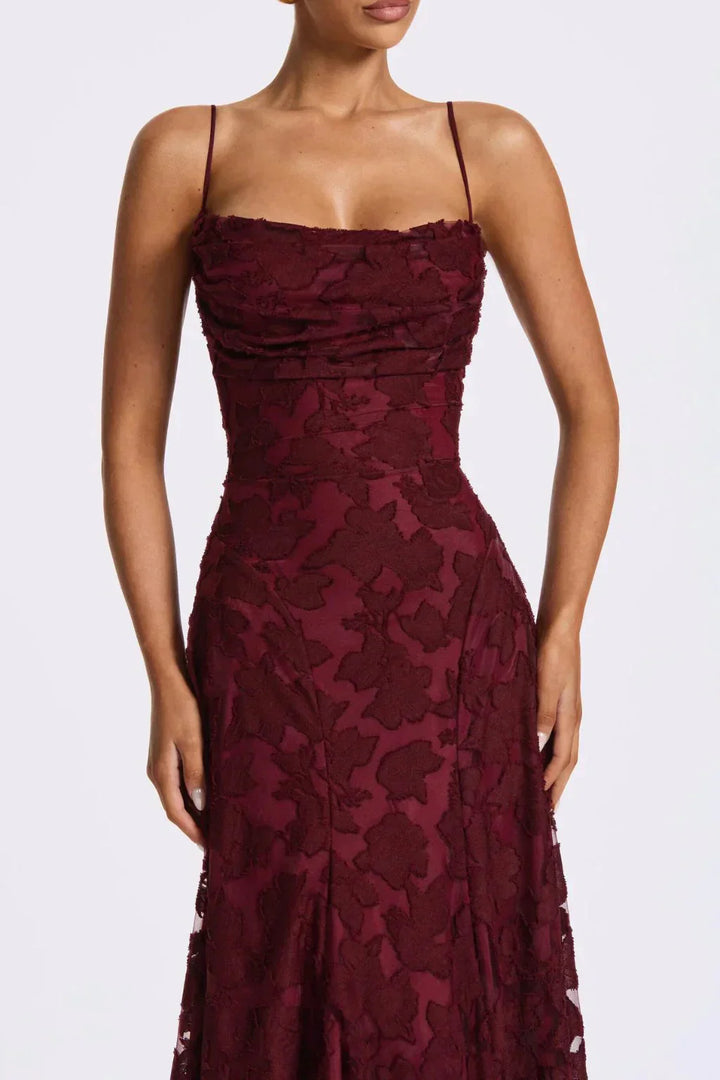 Mode femme : robe longue de soirée avec jupe évasée fluide, bretelles fines, très chic et tendance.