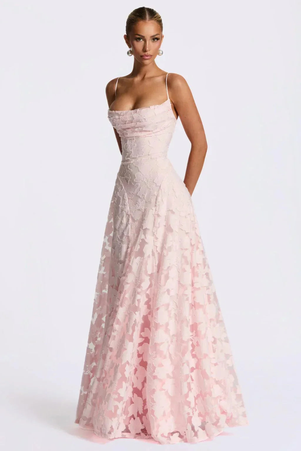 Robe de soirée longue femme élégante à bretelles fines et jupe évasée pour occasions spéciales.
