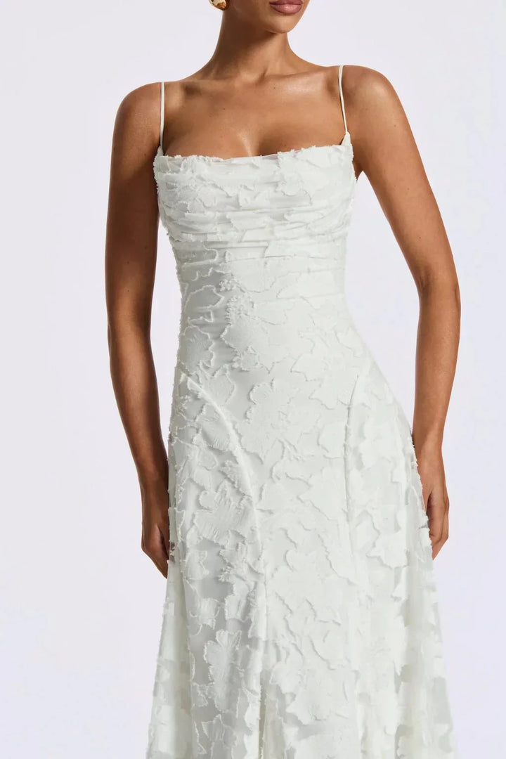 Élégante robe de bal femme avec un dos ouvert sensuel et une jupe évasée qui sublime la silhouette.