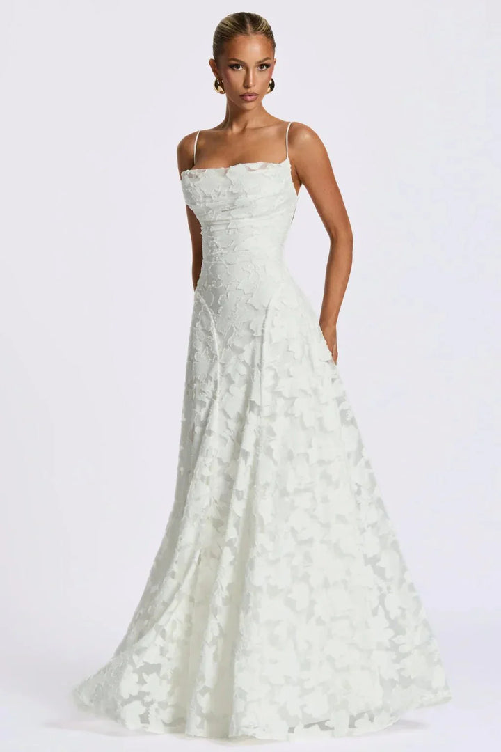 Robe longue femme très chic à bretelles spaghetti et jupe évasée, un choix parfait pour toute soirée.