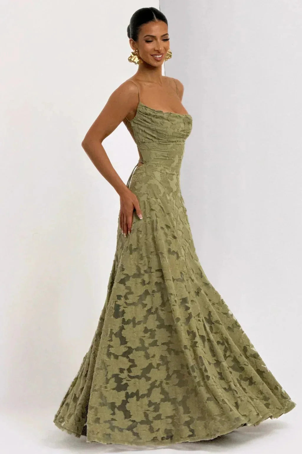 Sublime robe de cérémonie femme, coupe évasée et bretelles délicates, pour un look de soirée raffiné.