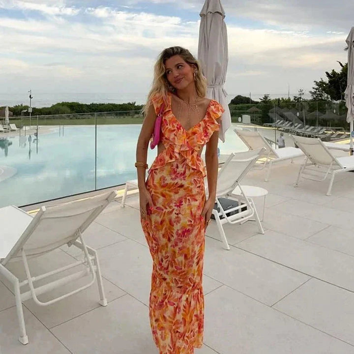 Maxi robe fleurie femme élégante avec col en V et dos ouvert, idéale pour les soirées d'été chic et les événements.