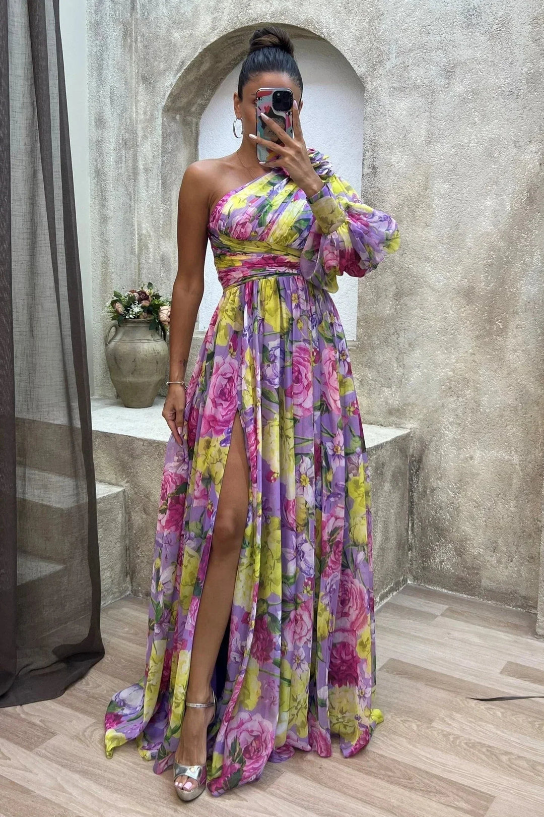 Détail de la robe longue femme asymétrique à imprimé floral vif et coupe trapèze. Style élégant.
