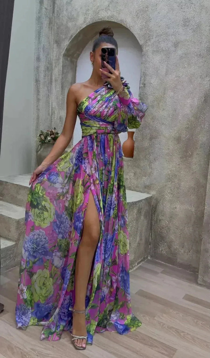Robe longue fleurie asymétrique pour femme. Idéale pour invitée mariage, bal ou occasion spéciale élégante.