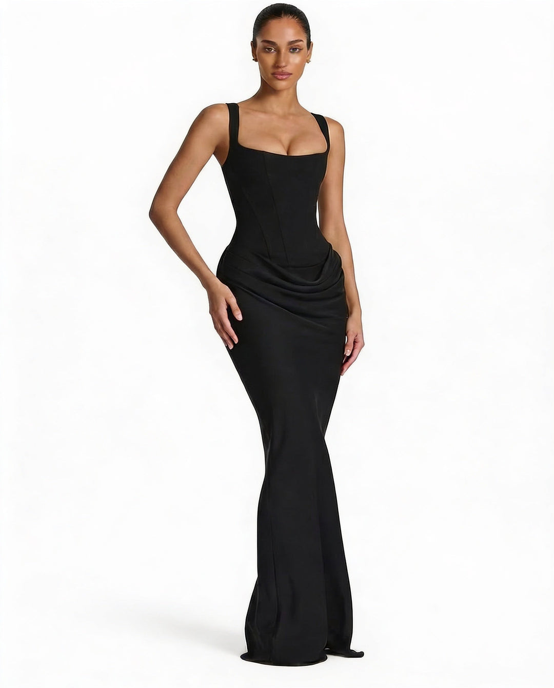 Robe longue corset moulante noire avec col carré et hanches drapées, parfaite pour une soirée chic et élégante.