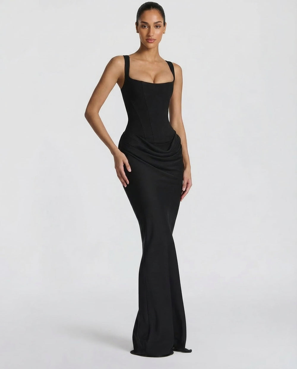 Robe de soirée femme moulante maxi, avec corset structuré et élégant col carré. Idéale pour une silhouette raffinée.