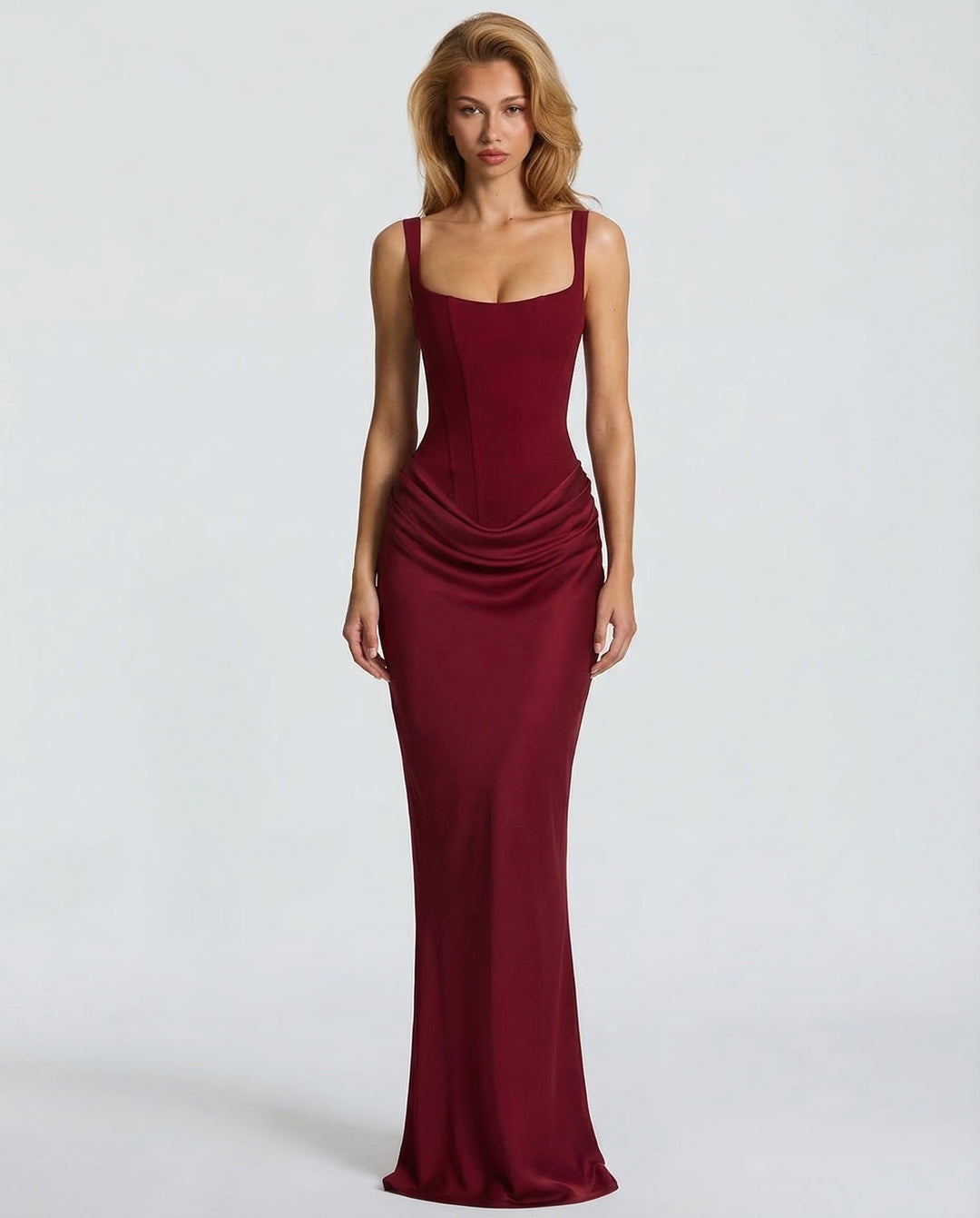Robe corset moulante femme longue, avec un col carré moderne et des détails drapés pour une allure sophistiquée.