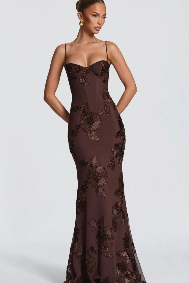 Élégante robe de bal femme, coupe sirène, bretelles fines, brodée, pour une soirée mémorable.