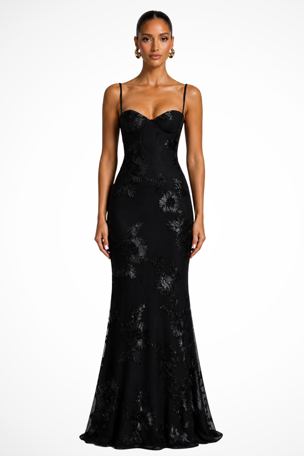 Tenue de soirée femme, longue, brodée, bretelles fines, coupe élégante pour cérémonie.