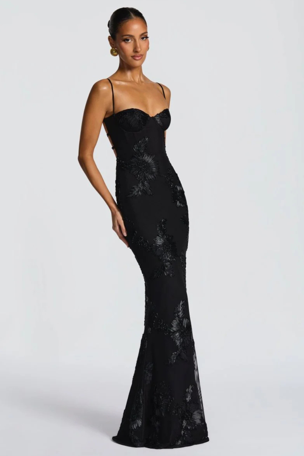Robe de cérémonie longue femme, bretelles fines, détails brodés, style sirène, chic.