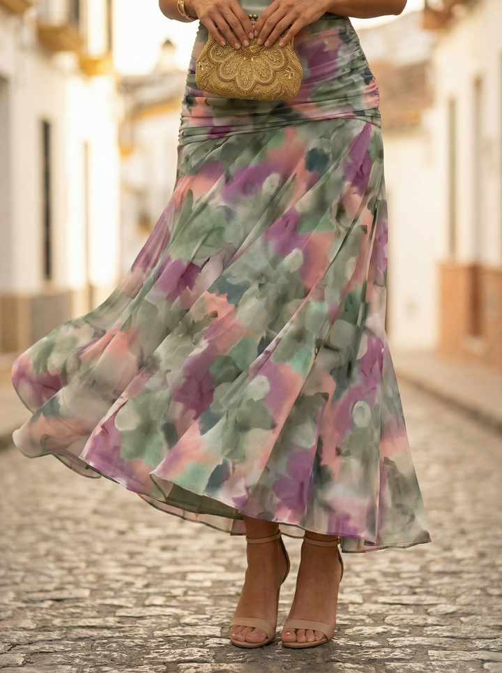 Robe de cérémonie froncée, col V, épaules dénudées. Un choix chic et raffiné pour femme.