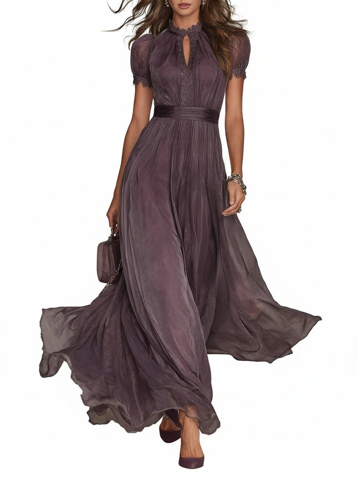 Robe de soirée longue femme élégante violette. Col montant en dentelle, manches courtes. Parfaite pour gala, mariage.