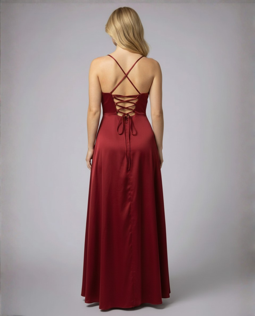 Robe longue de soirée femme avec encolure drapée, bretelles fines et dos lacé. Parfaite pour cocktail.