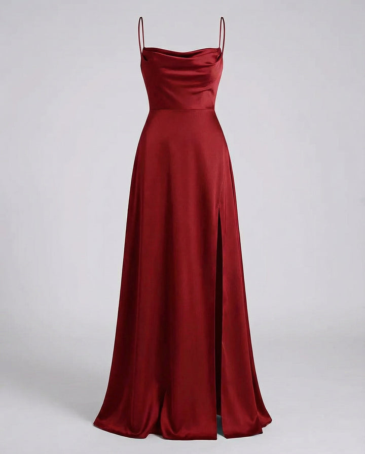 Robe de soirée élégante et intemporelle pour femme, encolure drapée, fente latérale. Style chic pour mariage.
