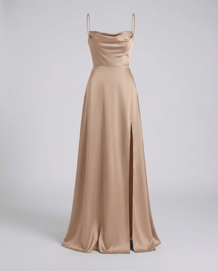 Robe maxi de soirée femme élégante, coupe drapée et fente. Chic pour mariage, cérémonie ou bal.