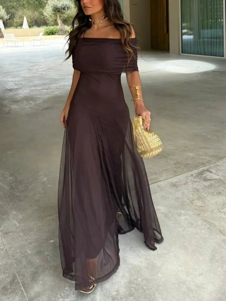 Robe maxi chic fluide pour femme, col drapé, épaules nues. Parfaite pour soirée élégante ou événement spécial.
