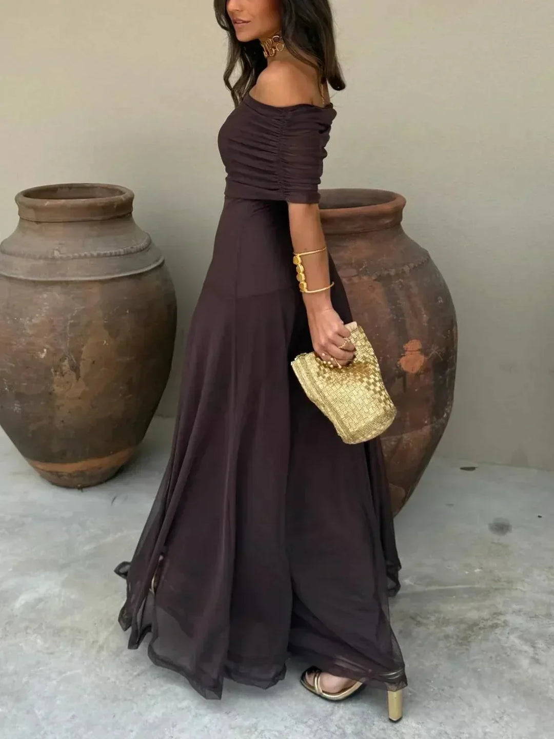 Robe longue romantique et fluide, col drapé, épaules dénudées. Style chic et élégant pour femme.