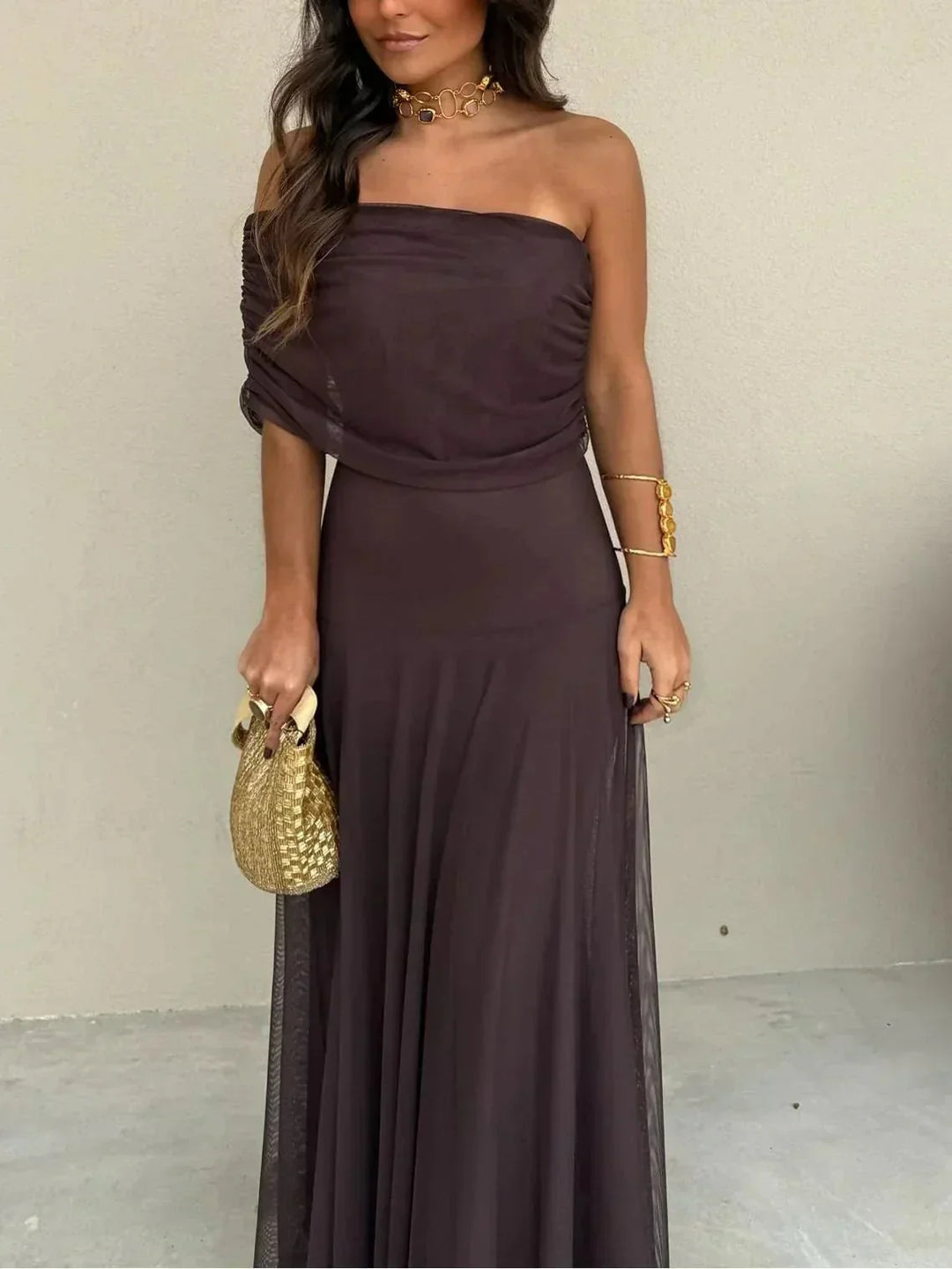 Robe de soirée fluide femme, drapé élégant au col et épaules dénudées. Look chic et raffiné pour occasions.