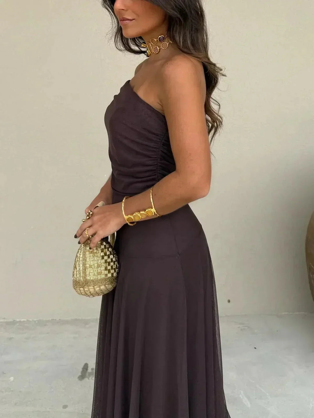 Robe maxi élégante femme, épaules dénudées, col drapé. Idéale pour une tenue de soirée sophistiquée et fluide.