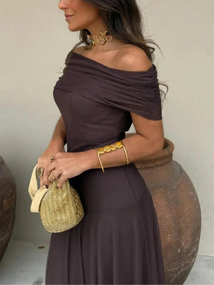 Robe longue chic et fluide pour femme, épaules dénudées, col drapé. Parfaite pour gala, mariage ou soirée.