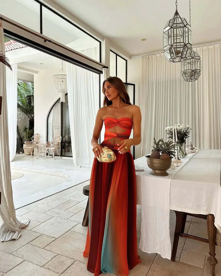 Robe de soirée femme fluide et longue, élégante, avec découpes estivales et fente. Parfaite pour un événement chic.