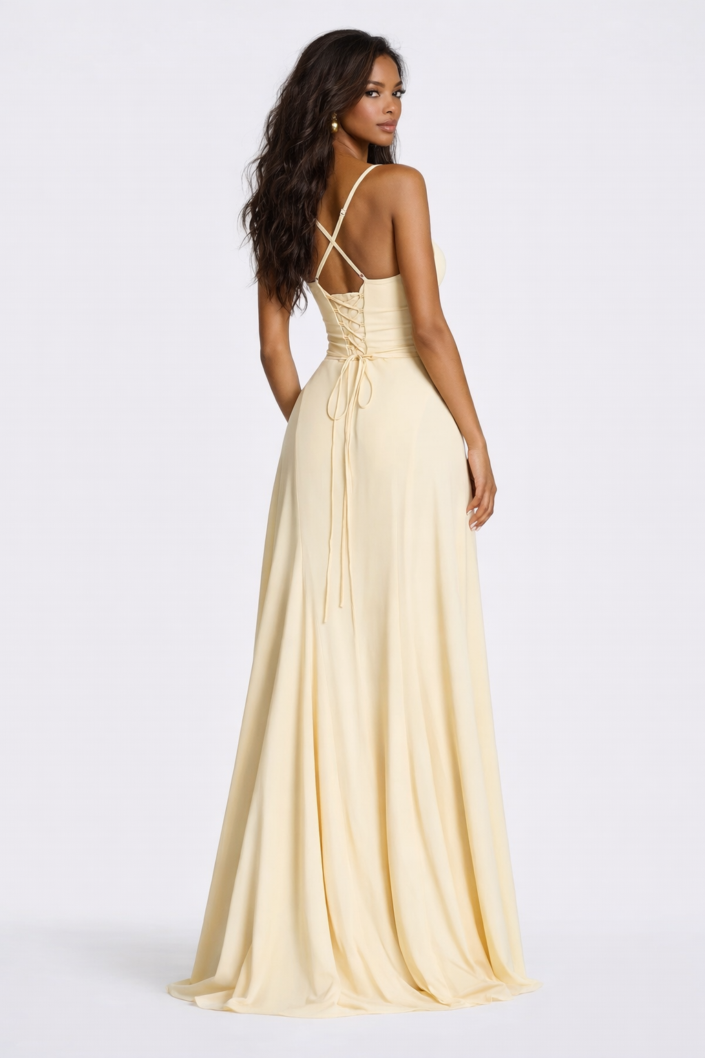 Robe de cocktail femme fluide bleue avec bretelles et dos corset A-ligne, idéale pour une soirée chic et moderne.