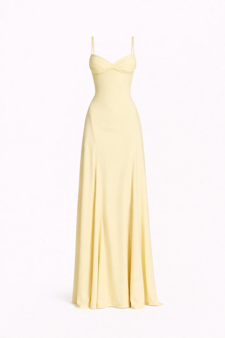 Élégante robe longue jaune pour femme, fluide, avec fines bretelles et dos corset, idéale pour bal ou cérémonie.
