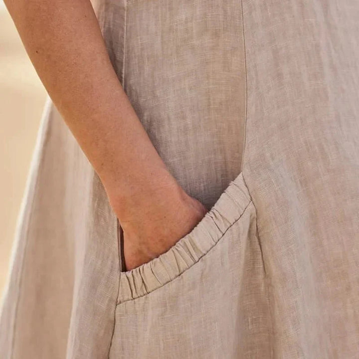 Élégante robe maxi femme unie avec col rond et poches, style bohème confortable.