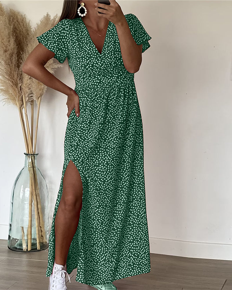 Robe fleurie décontractée pour femme, col en V et manches à volants. Tenue fluide et parfaite pour le printemps-été.
