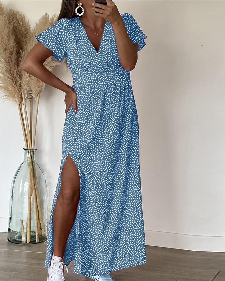 Détail d'une robe maxi femme fleurie avec col en V et volants aux manches. Look estival et bohème chic.