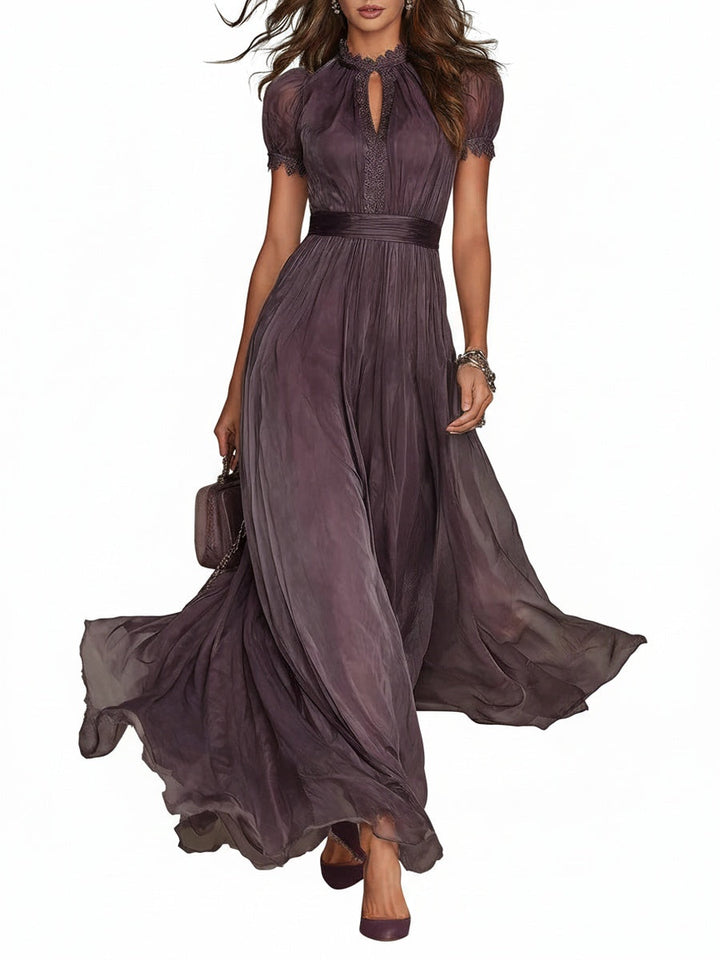 Robe maxi de soirée violette en dentelle pour femme, col montant, élégante pour cérémonie ou gala.