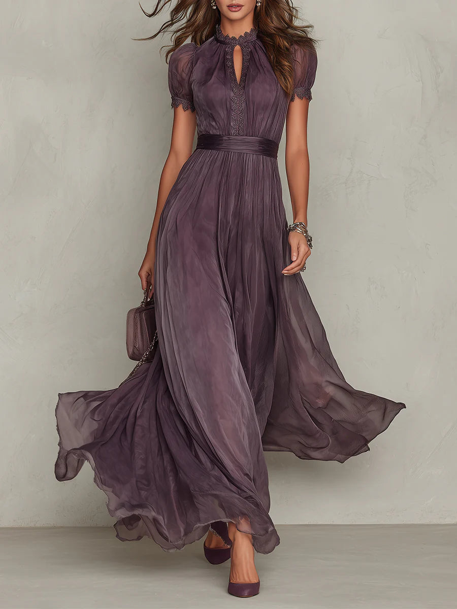 Superbe robe de soirée longue violette avec dentelle délicate, col montant et manches courtes, style ligne A.